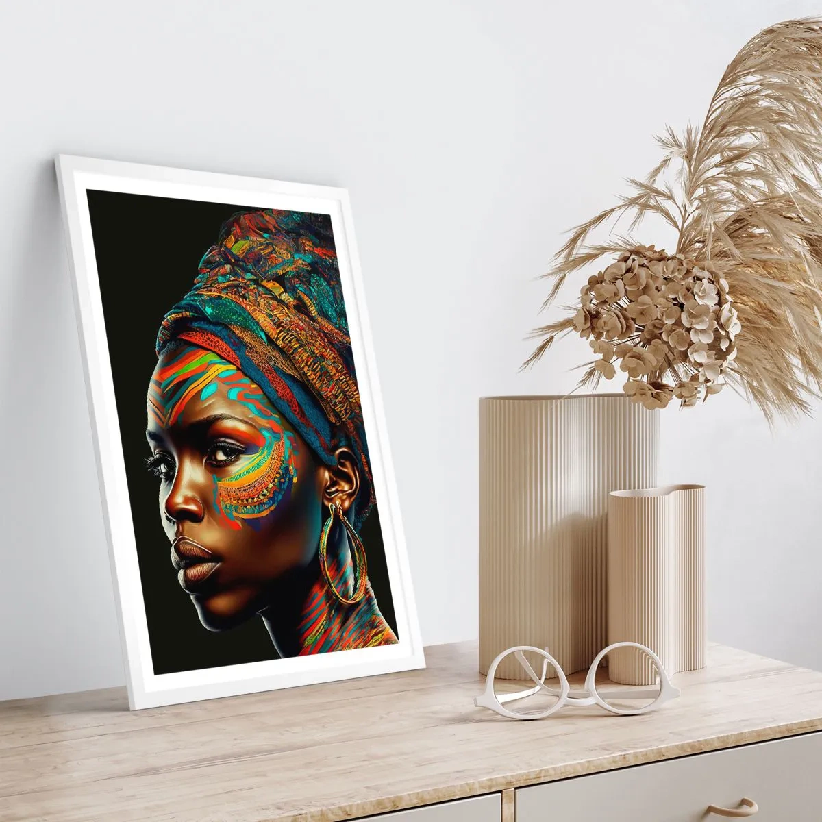 Affisch i vit ram - Afrikansk drottning - 50x70 cm