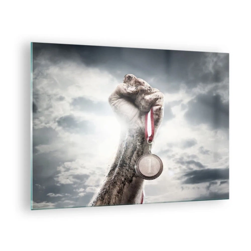 Glastavla - Bild på glas - En hand som håller en medalj mot en bakgrund av moln - 70x50cm - Per aspera ad astra - Modern väggdekoration för vardagsrum och sovrum ARTTOR