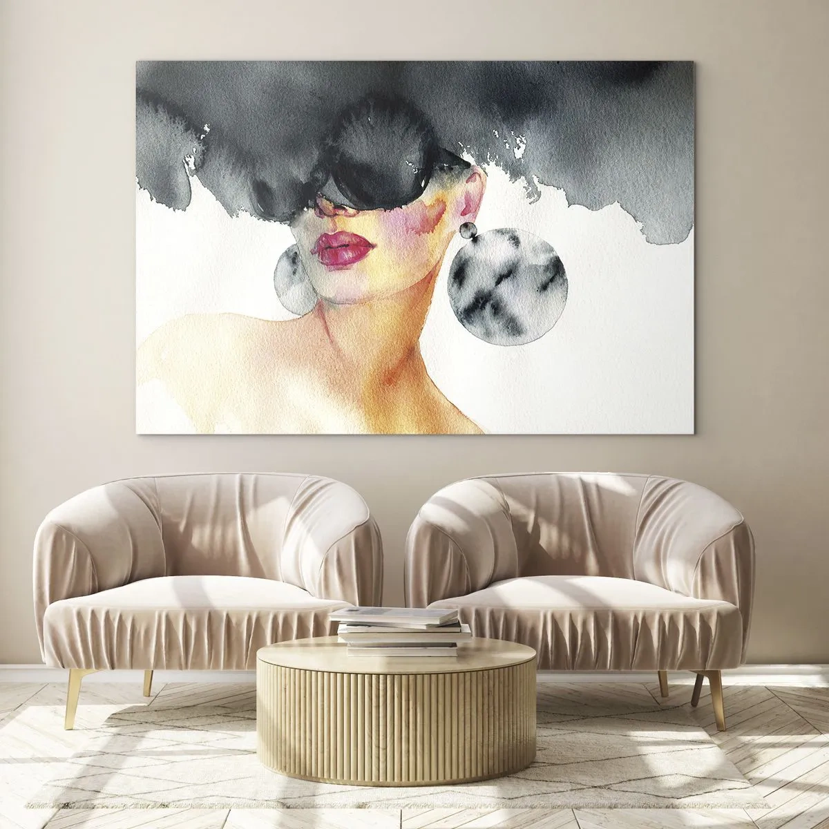 Glastavla - Bild på glas - Porträtt av en kvinna med stora örhängen och en svart fläck ovanför huvudet - 70x50cm - Elegansens hemlighet - Modern väggdekoration för vardagsrum och sovrum ARTTOR