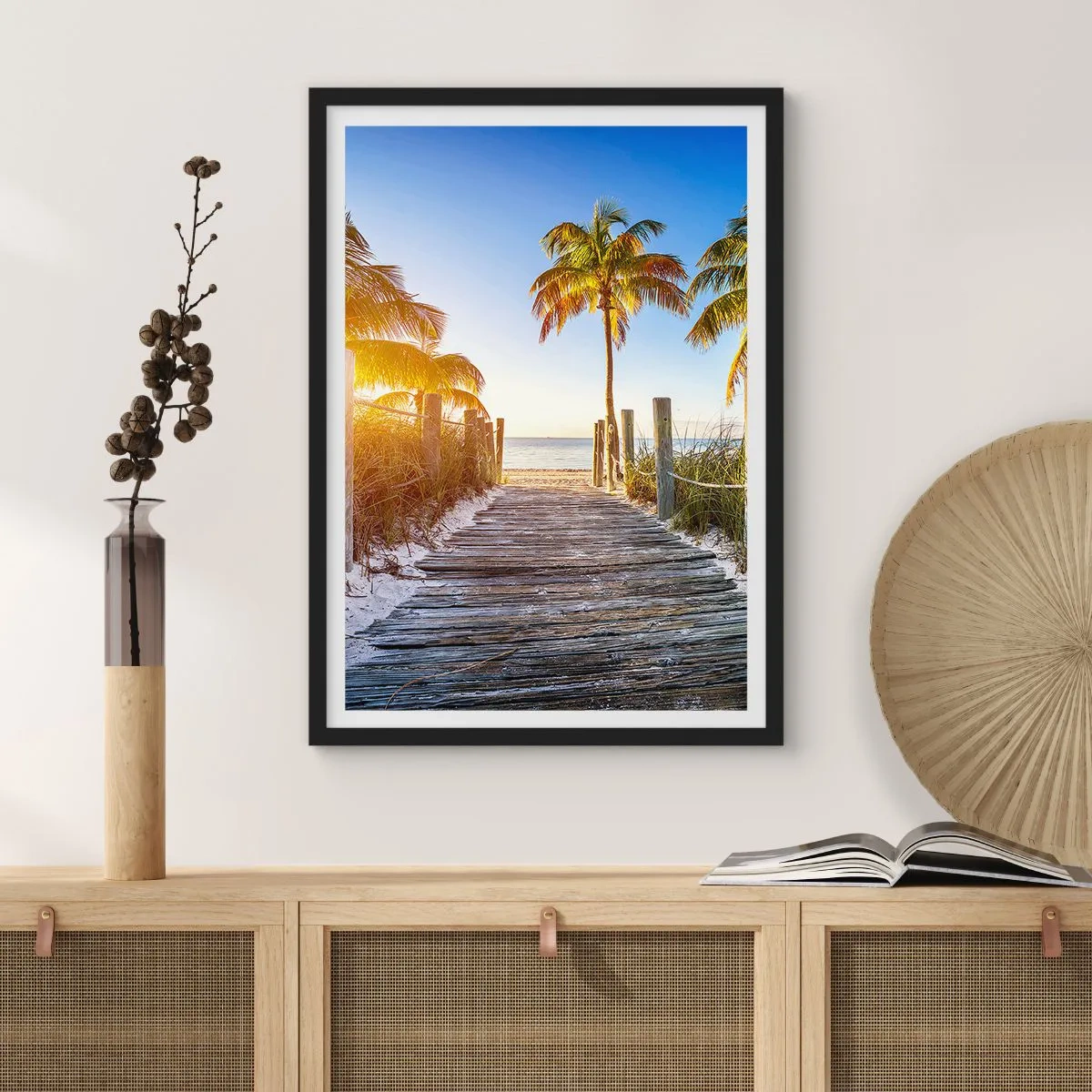 Affisch i svart ram - Trästig till stranden med palmer i solljuset - 50x70cm - Raka vägen till paradiset - Modern väggdekoration för vardagsrum och sovrum ARTTOR