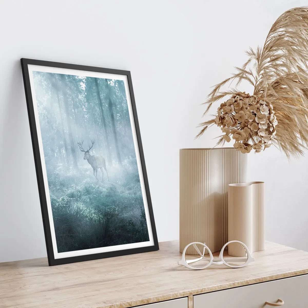 Affisch i svart ram - Hjort i morgondimman i skogen - 50x70cm - Morgonrond runt godset - Modern väggdekoration för vardagsrum och sovrum ARTTOR