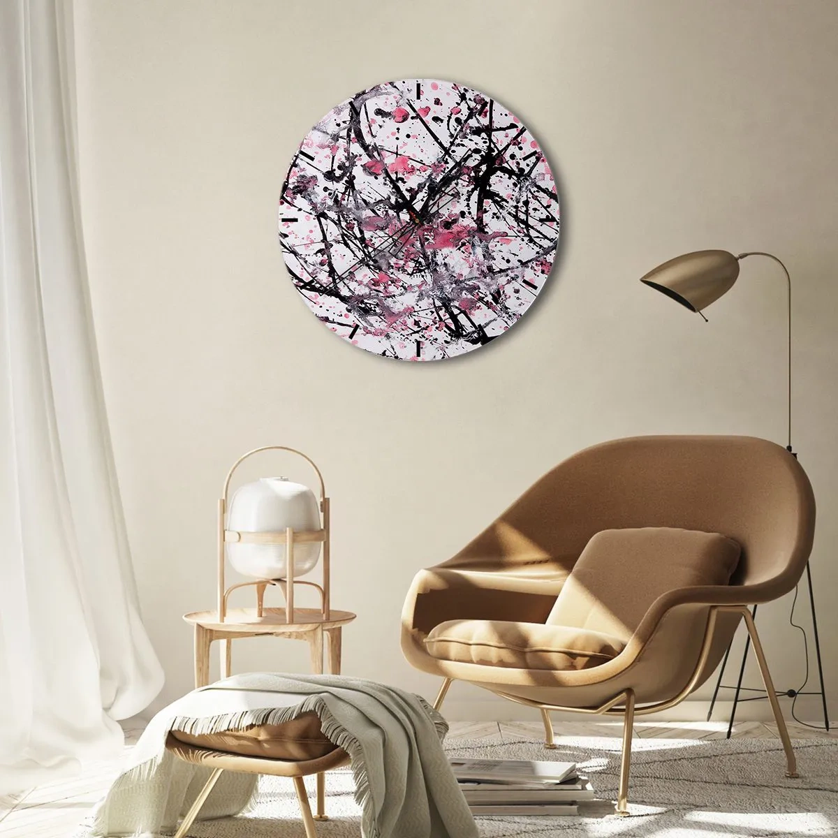 Väggklocka - Klocka på glas - Abstrakta stänk av svart, vitt och rosa på en vit bakgrund - 30x30cm - Livets flyktiga natur - Modern väggdekoration för vardagsrum, kök och sovrum ARTTOR