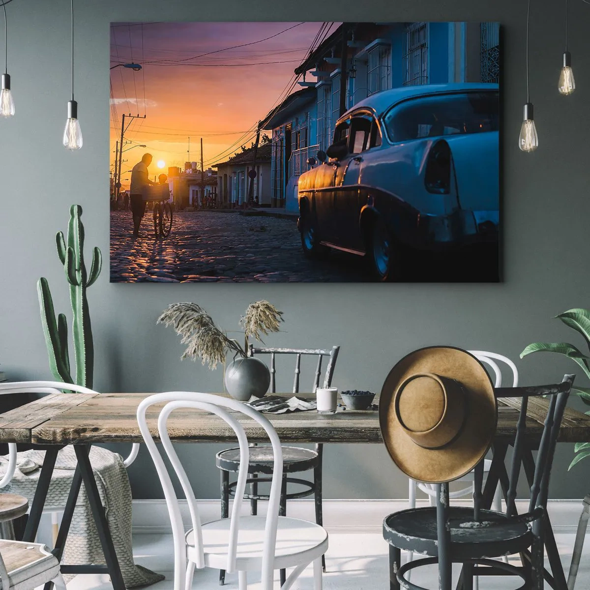 Canvastavla - Bild på duk - Retro bil och cykel på gatan i ljuset av den nedgående solen - 70x50cm - Här bromsar tiden - Modern väggdekoration för vardagsrum och sovrum ARTTOR