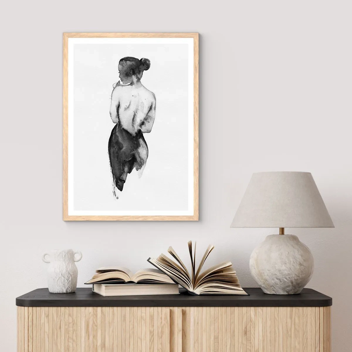 Affisch i ram av ljusek - Världen försvinner i hennes närvaro - 40x50 cm