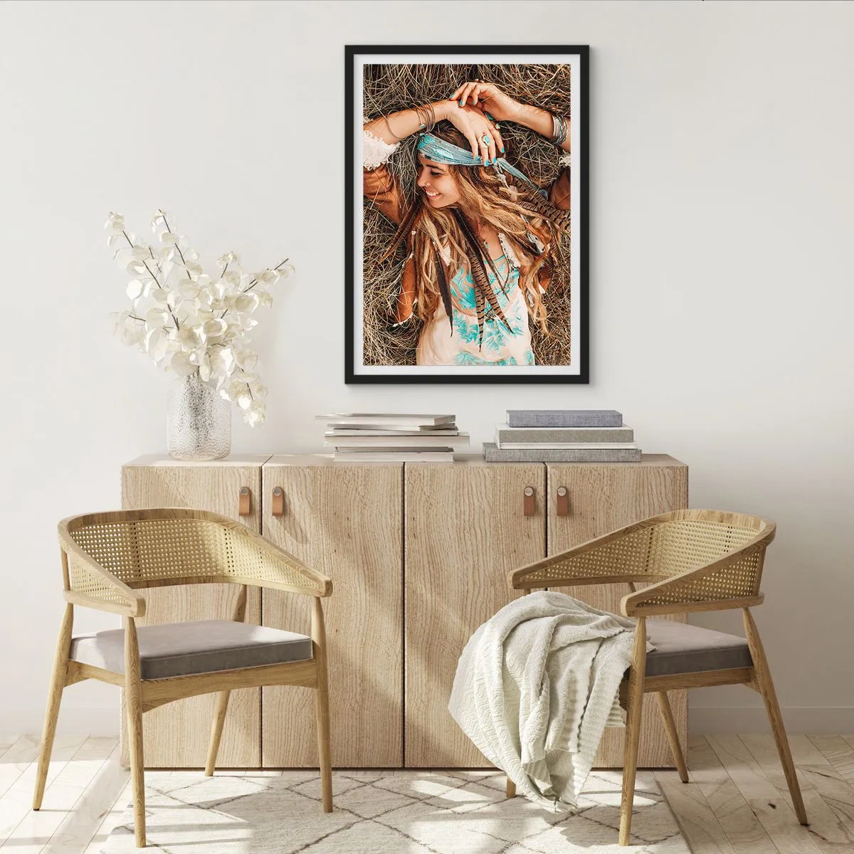 Affisch i svart ram - En boho-stil kvinna med dreadlocks och ornament mot en bakgrund av torrt gräs. - 50x70cm - På väg till kärlekens sommar - Modern väggdekoration för vardagsrum och sovrum ARTTOR