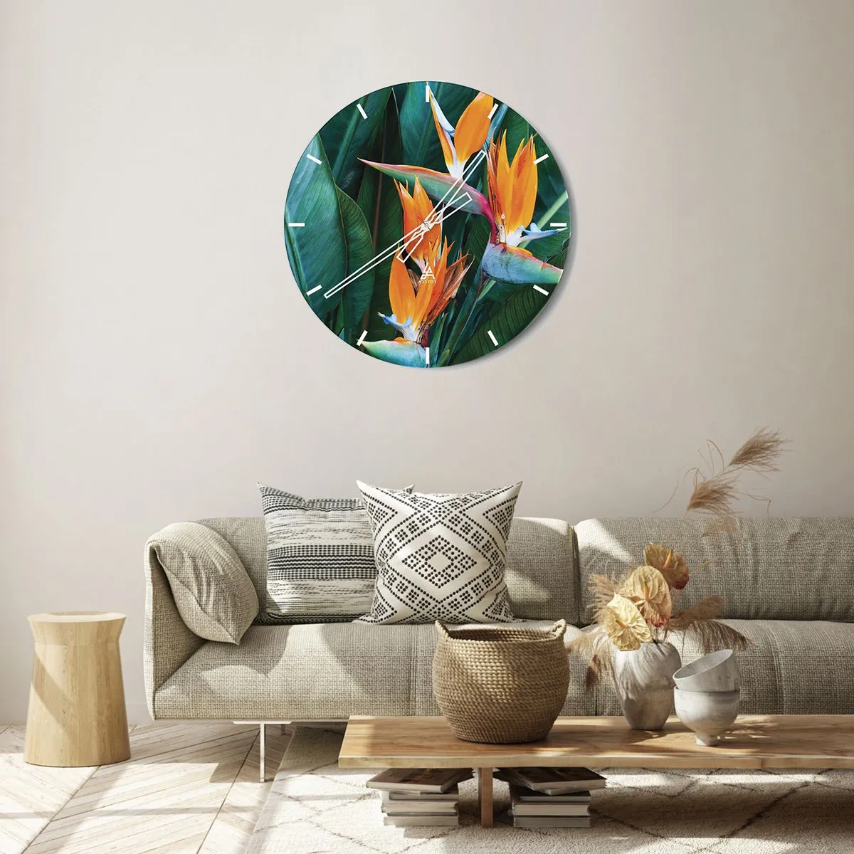 Väggklocka - Klocka på glas - Exotiska strelitziablommor mot en bakgrund av gröna blad - 30x30cm - Är det en blomma, eller en fågel? - Modern väggdekoration för vardagsrum, kök och sovrum ARTTOR