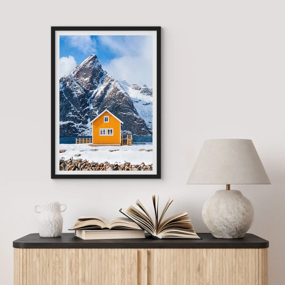 Affisch i svart ram - Ett gult hus mot bakgrund av snötäckta berg - 50x70cm - Skandinavisk semester - Modern väggdekoration för vardagsrum och sovrum ARTTOR