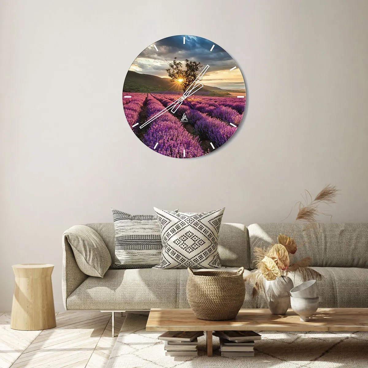 Väggklocka - Klocka på glas - Ett lavendelfält vid solnedgången med ett ensamt träd - 30x30cm - Arom i lila färg - Modern väggdekoration för vardagsrum, kök och sovrum ARTTOR