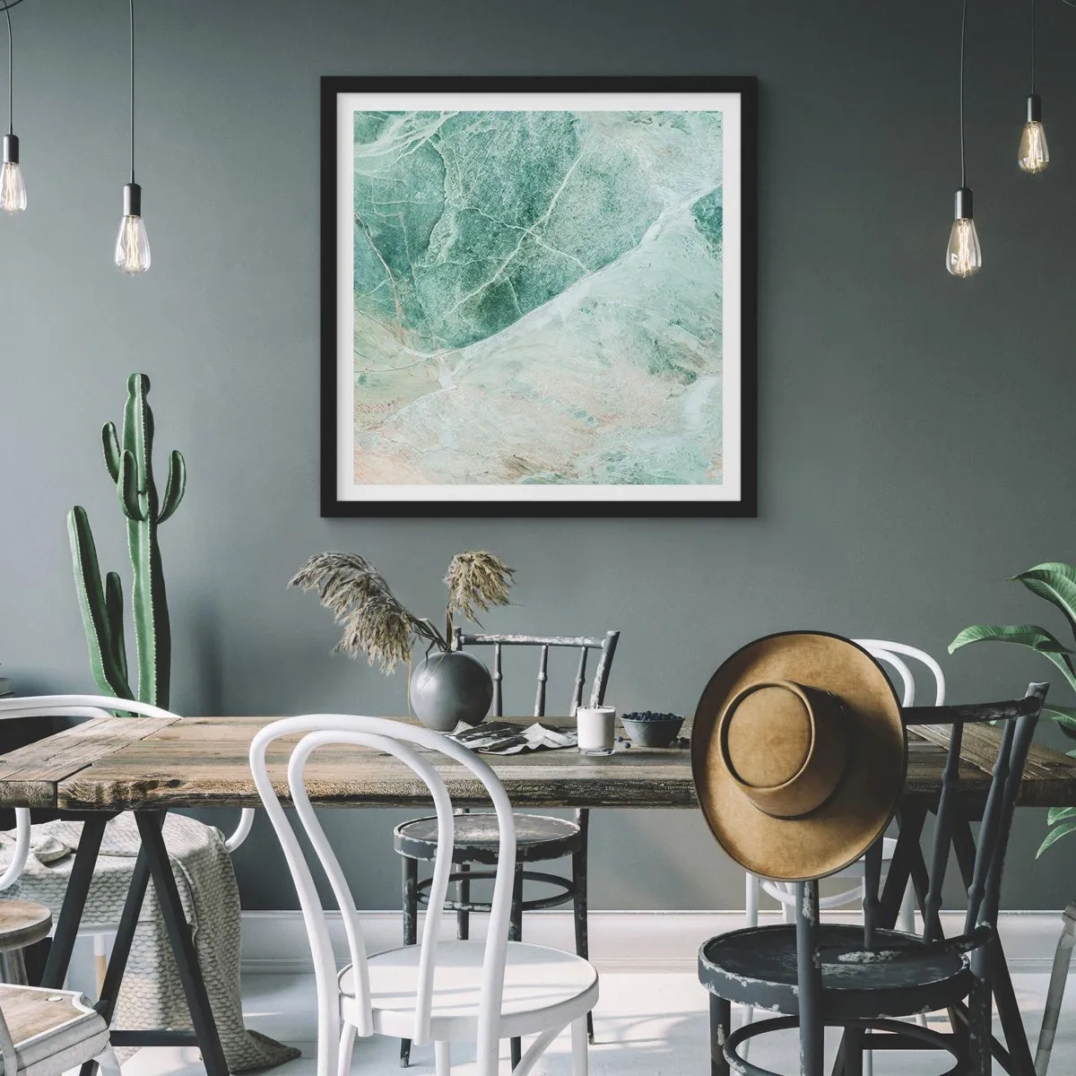 Affisch i svart ram - Stenens ädla svalka - 50x50 cm