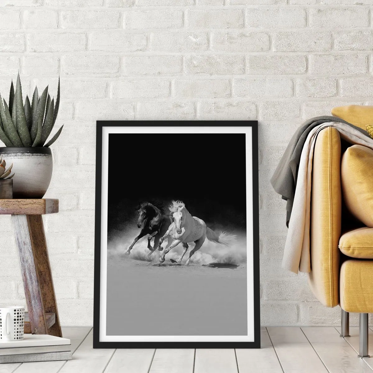 Affisch i svart ram - Galopperande hästar mot en monokromatisk bakgrund - 50x70cm - Frihetens galopp - Modern väggdekoration för vardagsrum och sovrum ARTTOR