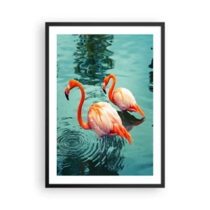 Affisch i svart ram - Två flamingos mot bakgrund av lugnt vatten - 50x70cm - Nu är vi på modet - Modern väggdekoration för vardagsrum och sovrum ARTTOR