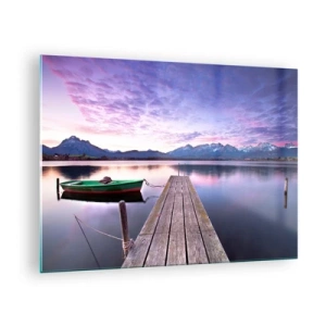 Glastavla - Bild på glas - Grön båt på en pir med berg i bakgrunden vid soluppgången - 70x50cm - Vänlig tystnad - Modern väggdekoration för vardagsrum och sovrum ARTTOR