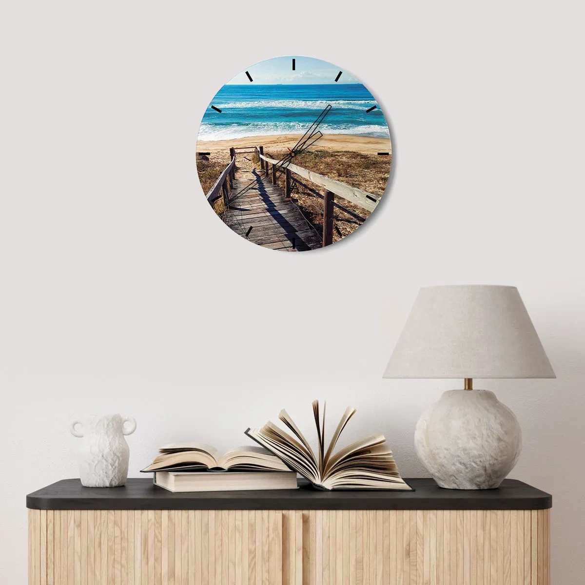 Väggklocka - Klocka på glas - En träbrygga leder till en sandstrand vid det blå havet - 30x30cm - Spring! - Modern väggdekoration för vardagsrum, kök och sovrum ARTTOR