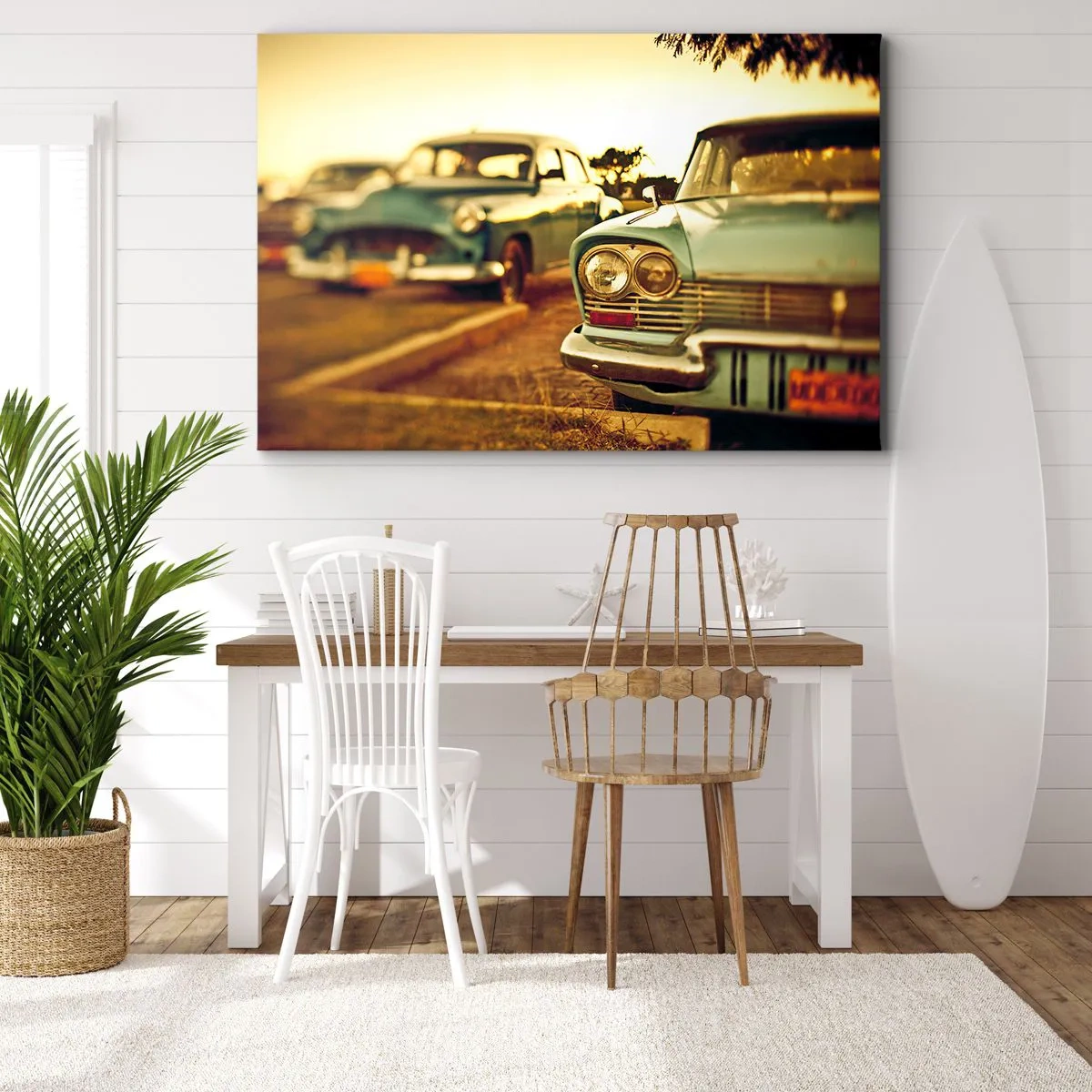 Canvastavla - Bild på duk - Klassiska bilar i solnedgångens varma ljus - 70x50cm - Vi väntar och ser - Modern väggdekoration för vardagsrum och sovrum ARTTOR