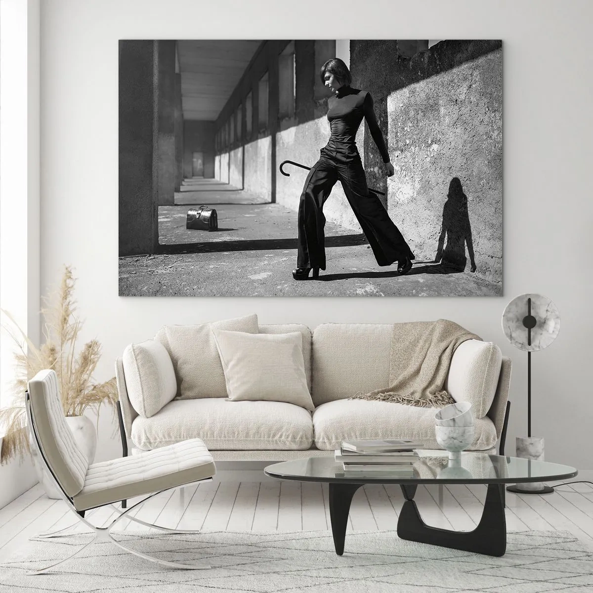 Glastavla - Bild på glas - Svartvitt fotografi av en kvinna i elegant klädsel i en urban miljö. - 70x50cm - Stadselegans - Modern väggdekoration för vardagsrum och sovrum ARTTOR