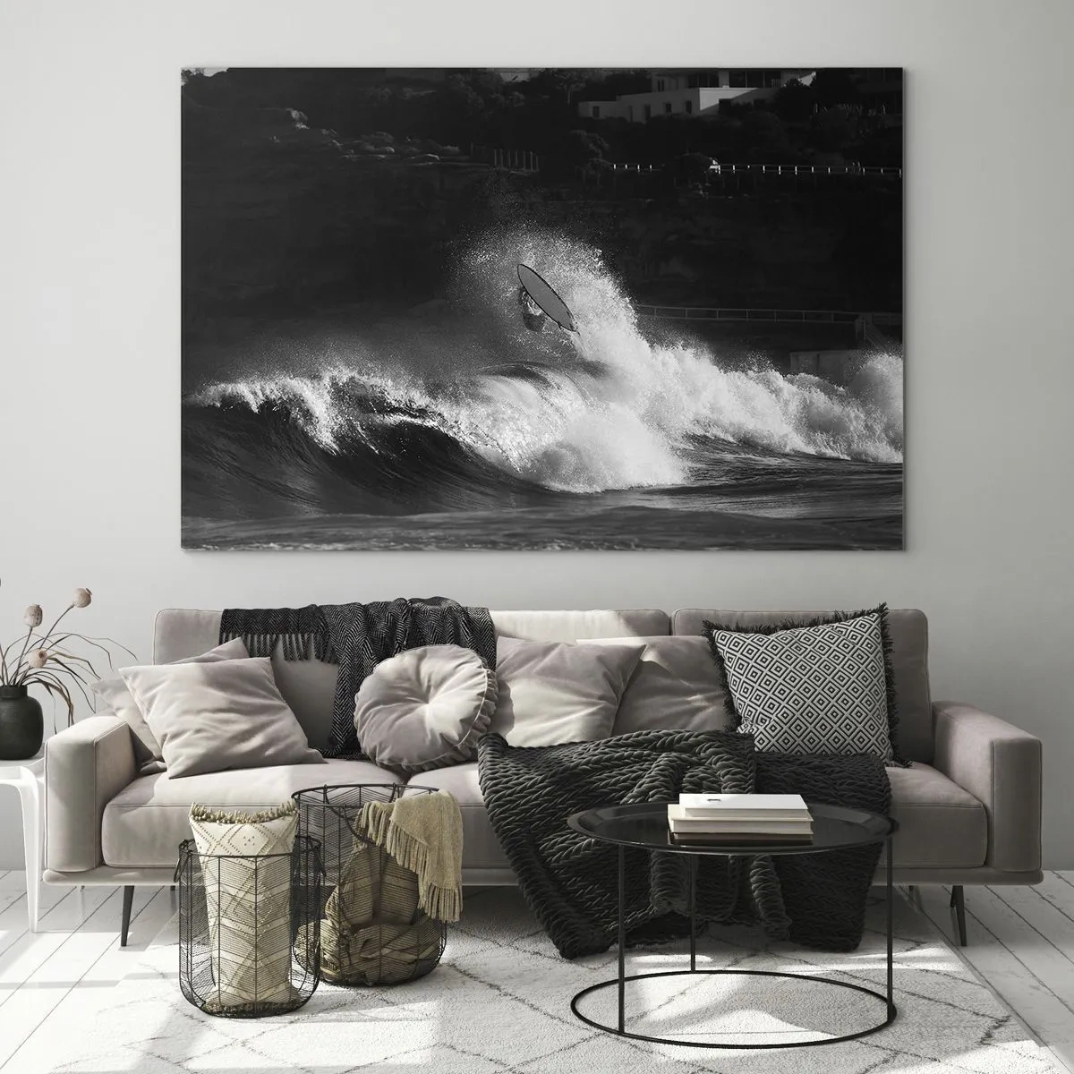 Glastavla - Bild på glas - En surfare som rider på en våg fångad i ett svartvitt fotografi - 70x50cm - Utmaning accepterad! - Modern väggdekoration för vardagsrum och sovrum ARTTOR