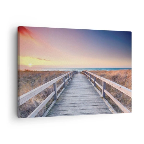 Canvastavla - Bild på duk - En träbrygga som leder till stranden vid solnedgången med himlen målad i pastellfärger. - 70x50cm - Kvällssken i Östersjön - Modern väggdekoration för vardagsrum och sovrum ARTTOR
