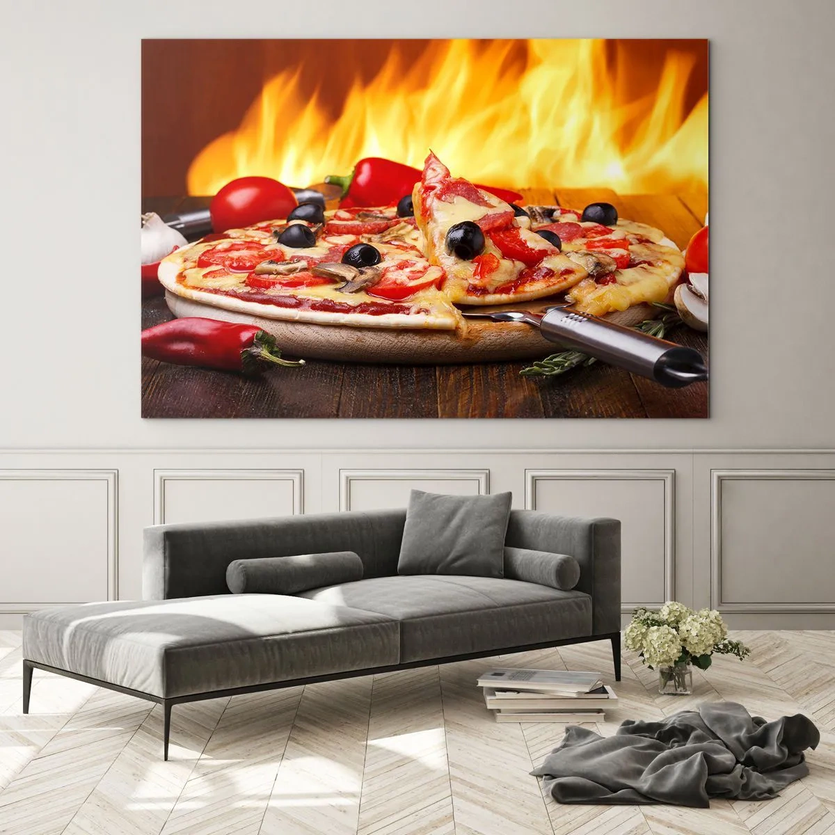 Glastavla - Bild på glas - Pizza med oliver mot bakgrund av eldslågor - 70x50cm - From Italy with love - Modern väggdekoration för vardagsrum och sovrum ARTTOR
