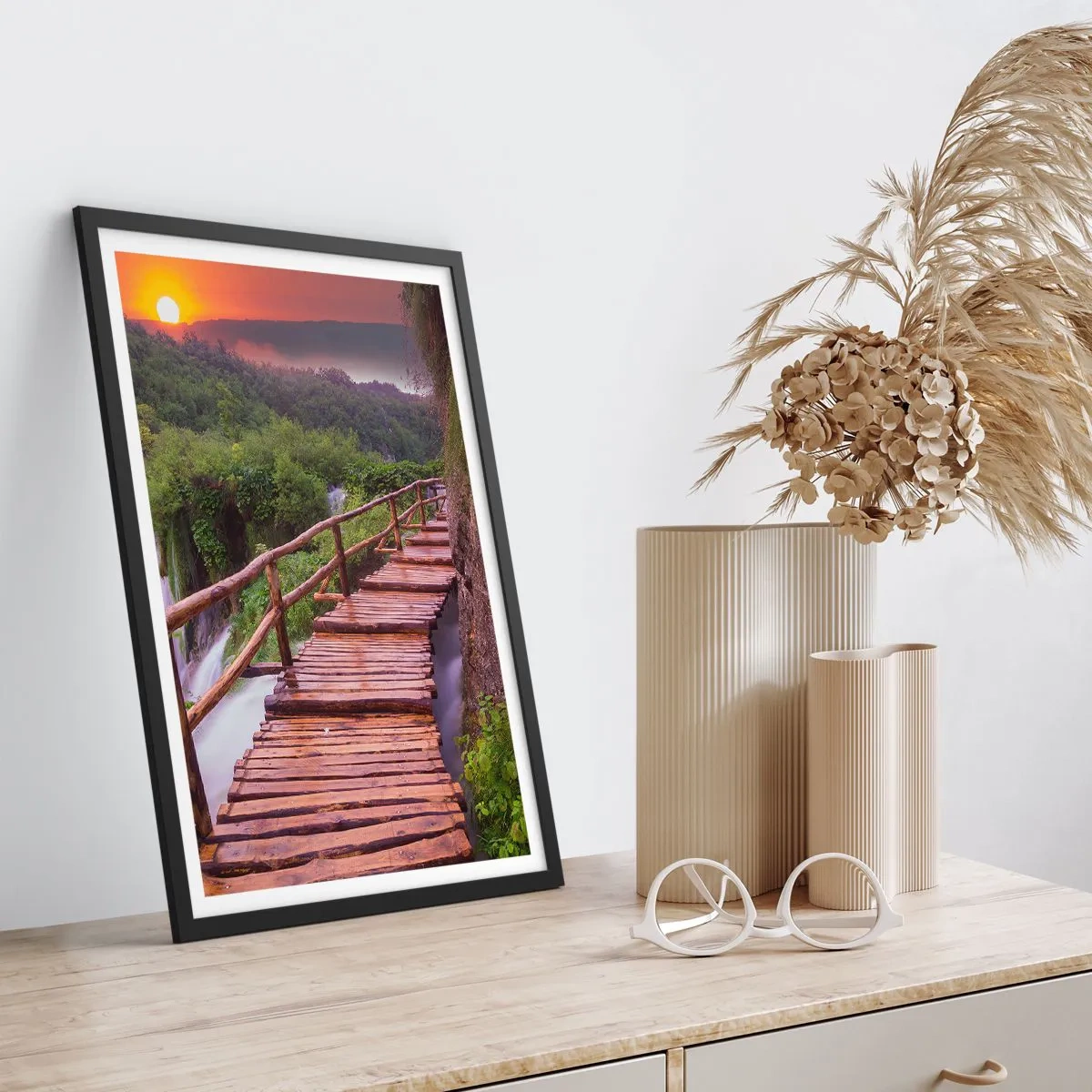 Affisch i svart ram - En träbro bland grönska och den nedgående solen - 50x70cm - Otrolig skönhet - Modern väggdekoration för vardagsrum och sovrum ARTTOR