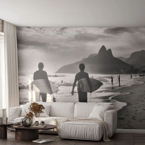 Fototapet Standard Eco - Surfare på stranden vid solnedgången i svartvitt - 100x70cm - Samba för en våg - Modern väggdekoration för vardagsrum och sovrum ARTTOR