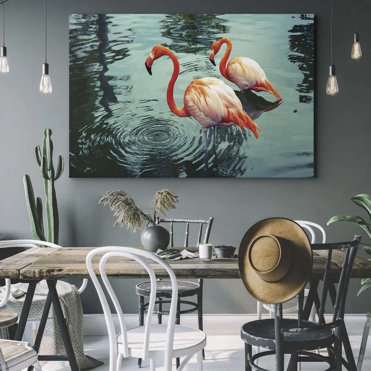 Canvastavla - Bild på duk - Två flamingos i det lugna vattnet som speglar deras omgivning - 70x50cm - Nu är vi på modet - Modern väggdekoration för vardagsrum och sovrum ARTTOR