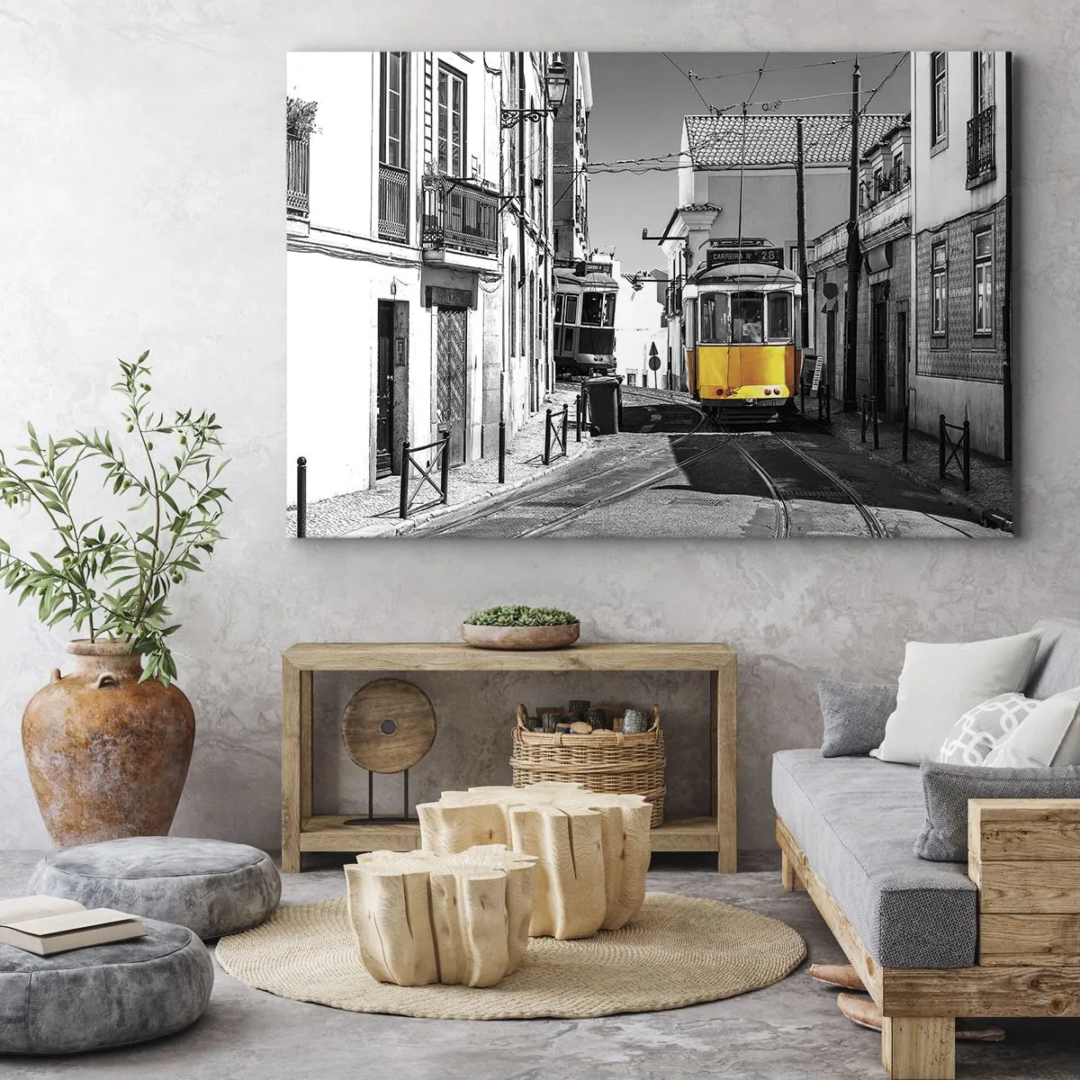 Canvastavla - Bild på duk - En gul spårvagn på Lissabons gator i en monokromatisk miljö - 70x50cm - Lissabons anda - Modern väggdekoration för vardagsrum och sovrum ARTTOR