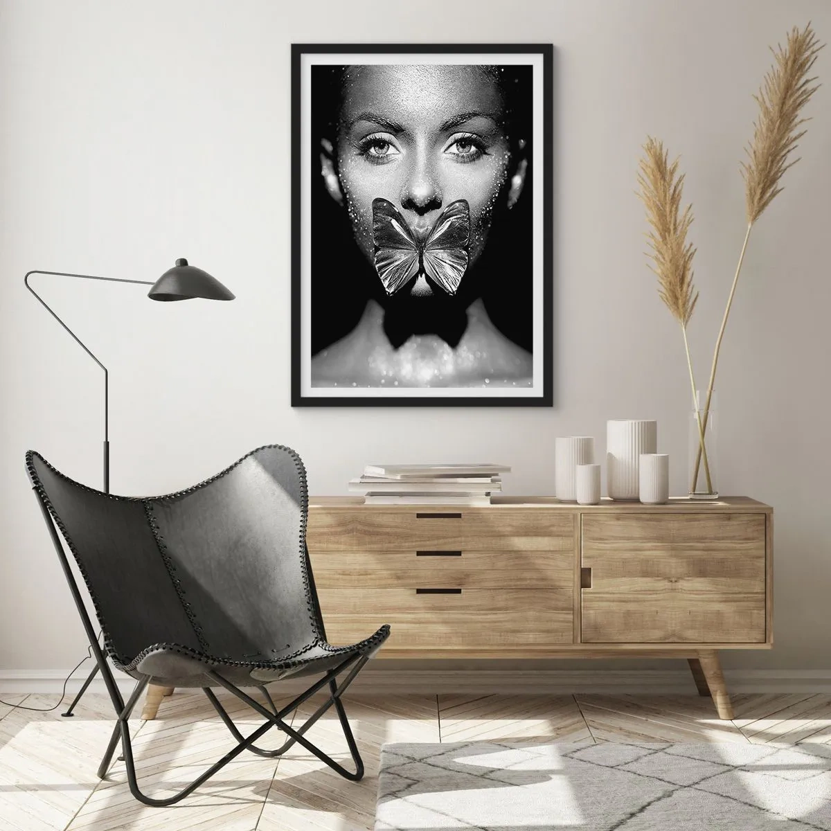 Affisch i svart ram - Porträtt av en kvinna med en fjäril på läpparna i svartvitt - 50x70cm - Fjärilkyss - Modern väggdekoration för vardagsrum och sovrum ARTTOR
