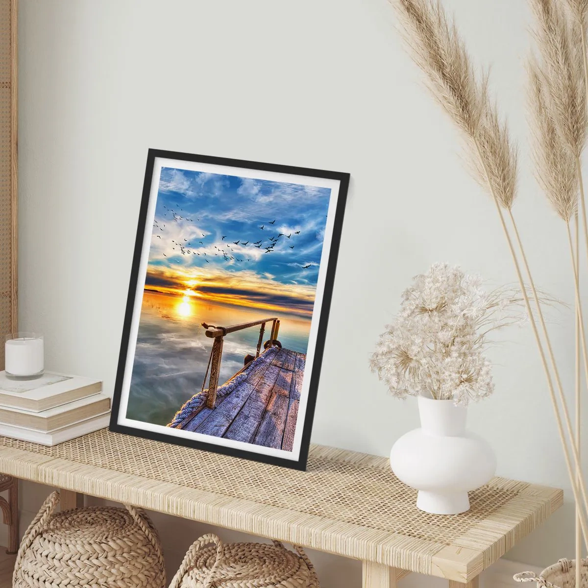 Affisch i svart ram - Träbrygga över sjön vid solnedgången - 50x70cm - Vinden lägger sig - Modern väggdekoration för vardagsrum och sovrum ARTTOR