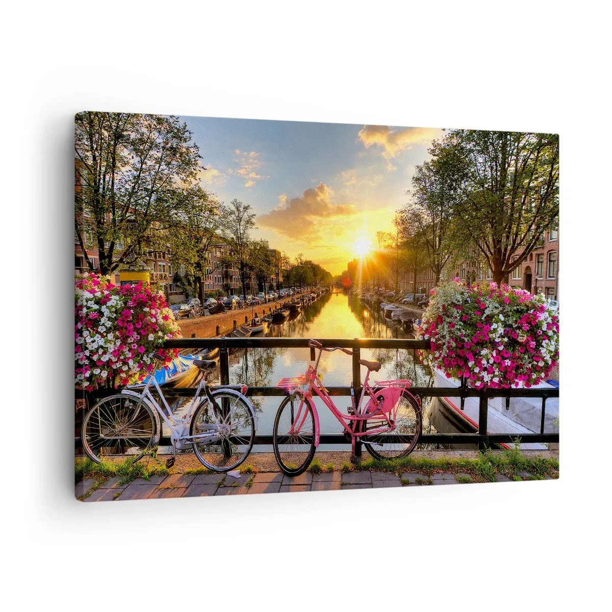 Canvastavla - Bild på duk - Cyklar på en bro i skenet av den nedgående solen - 70x50cm - Vårmorgon i Amsterdam - Modern väggdekoration för vardagsrum och sovrum ARTTOR