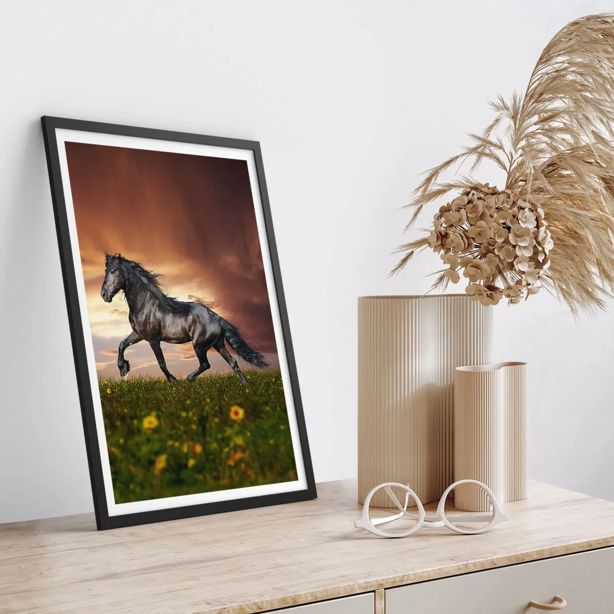 Affisch i svart ram - En svart häst galopperar över en äng i ljuset av den nedgående solen. - 50x70cm - Svarta prinsen - Modern väggdekoration för vardagsrum och sovrum ARTTOR