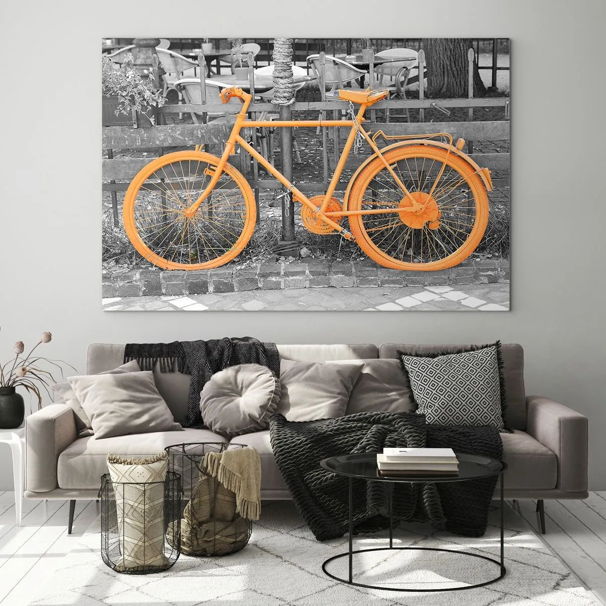 Glastavla - Bild på glas - En illustration av en orangemålad cykel mot en svartvit bakgrund. - 70x50cm - Gå, jag väntar här - Modern väggdekoration för vardagsrum och sovrum ARTTOR