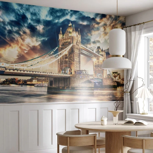 Fototapet Standard Eco - Tower Bridge i London i skymningen - 100x70cm - Monument över viktorianska imperiet - Modern väggdekoration för vardagsrum och sovrum ARTTOR