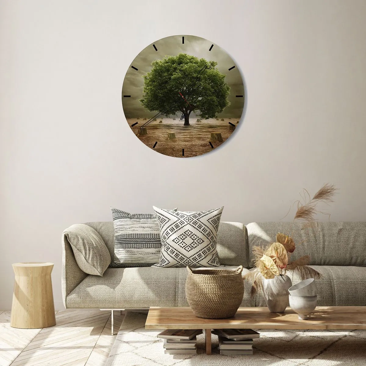 Väggklocka - Klocka på glas - Ett träd omgivet av stubbar mot en stormig himmel - 30x30cm - Hela hoppet - Modern väggdekoration för vardagsrum, kök och sovrum ARTTOR