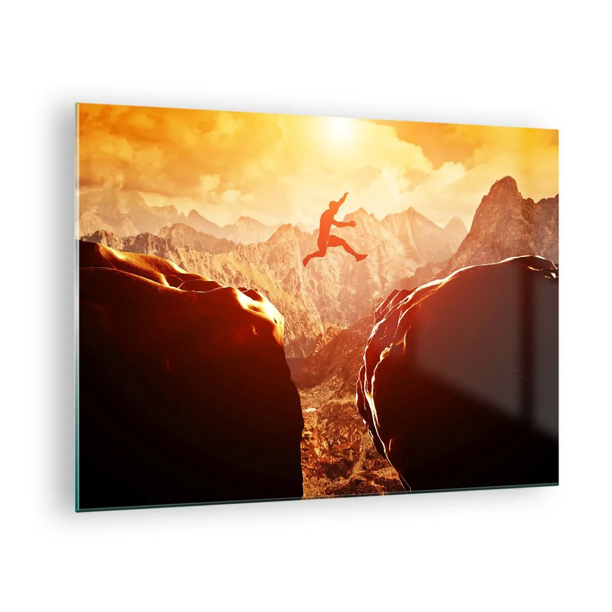 Glastavla - Bild på glas - Hoppa över en avgrund i ett bergslandskap vid solnedgången - 70x50cm - Passera gränser - Modern väggdekoration för vardagsrum och sovrum ARTTOR