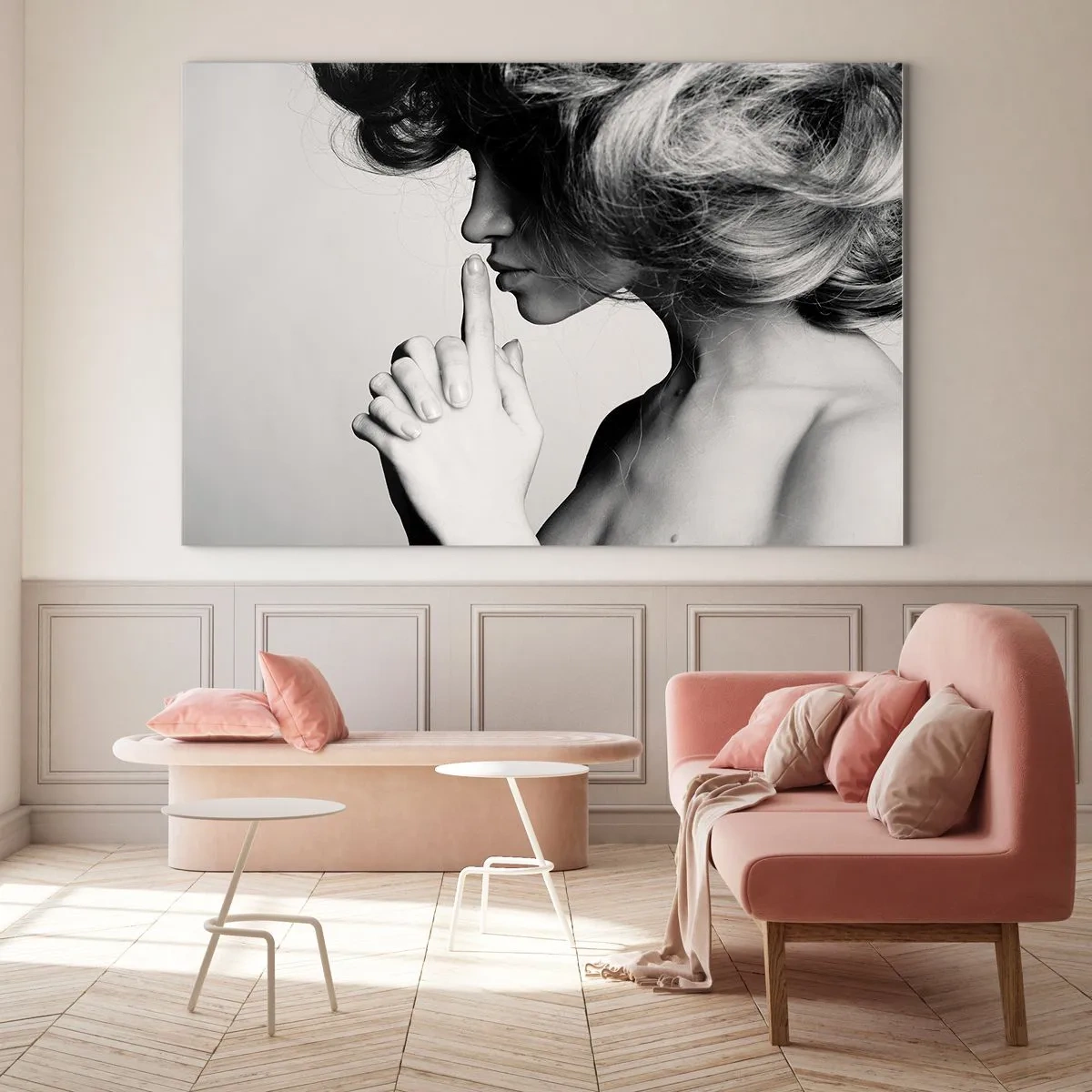 Glastavla - Bild på glas - En kvinna på ett svartvitt fotografi som gestikulerar för tystnad - 70x50cm - Lyssnar på sig själv - Modern väggdekoration för vardagsrum och sovrum ARTTOR