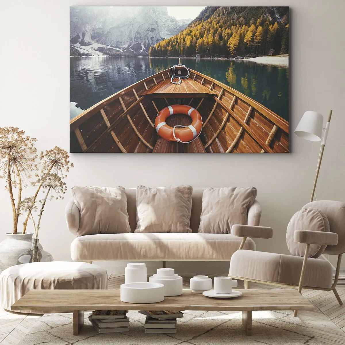 Canvastavla - Bild på duk - En träbåt på en bergsjö omgiven av skog - 70x50cm - Utflykt i fjällen - Modern väggdekoration för vardagsrum och sovrum ARTTOR
