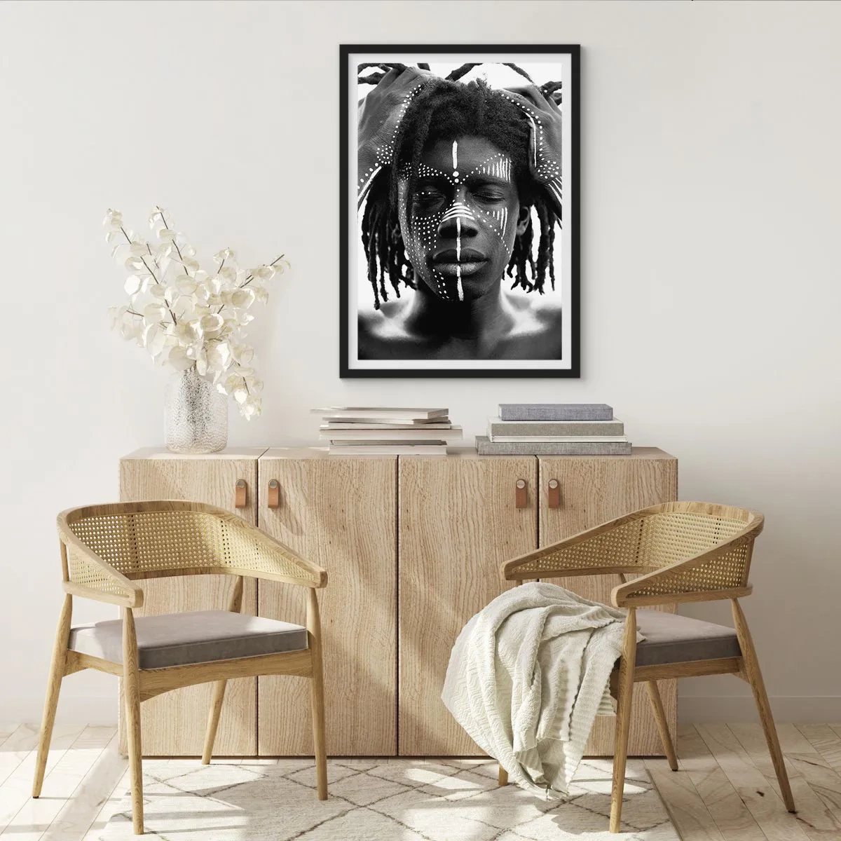 Affisch i svart ram - En man med vita målningar på ansiktet och händerna - 50x70cm - Var är du? - Modern väggdekoration för vardagsrum och sovrum ARTTOR