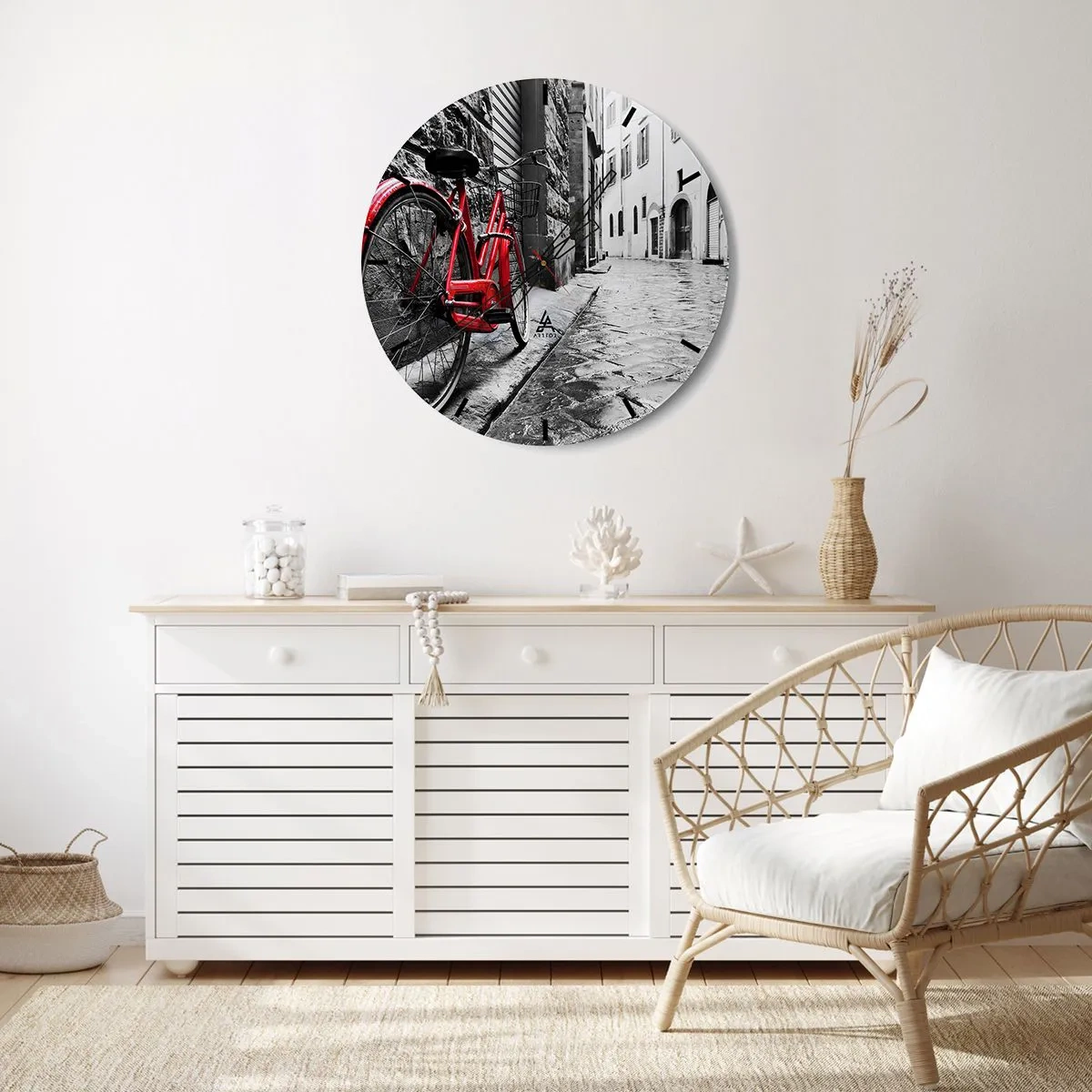Väggklocka - Klocka på glas - En röd cykel mot en svartvit gata - 30x30cm - Den riktiga skönheten åldras inte - Modern väggdekoration för vardagsrum, kök och sovrum ARTTOR