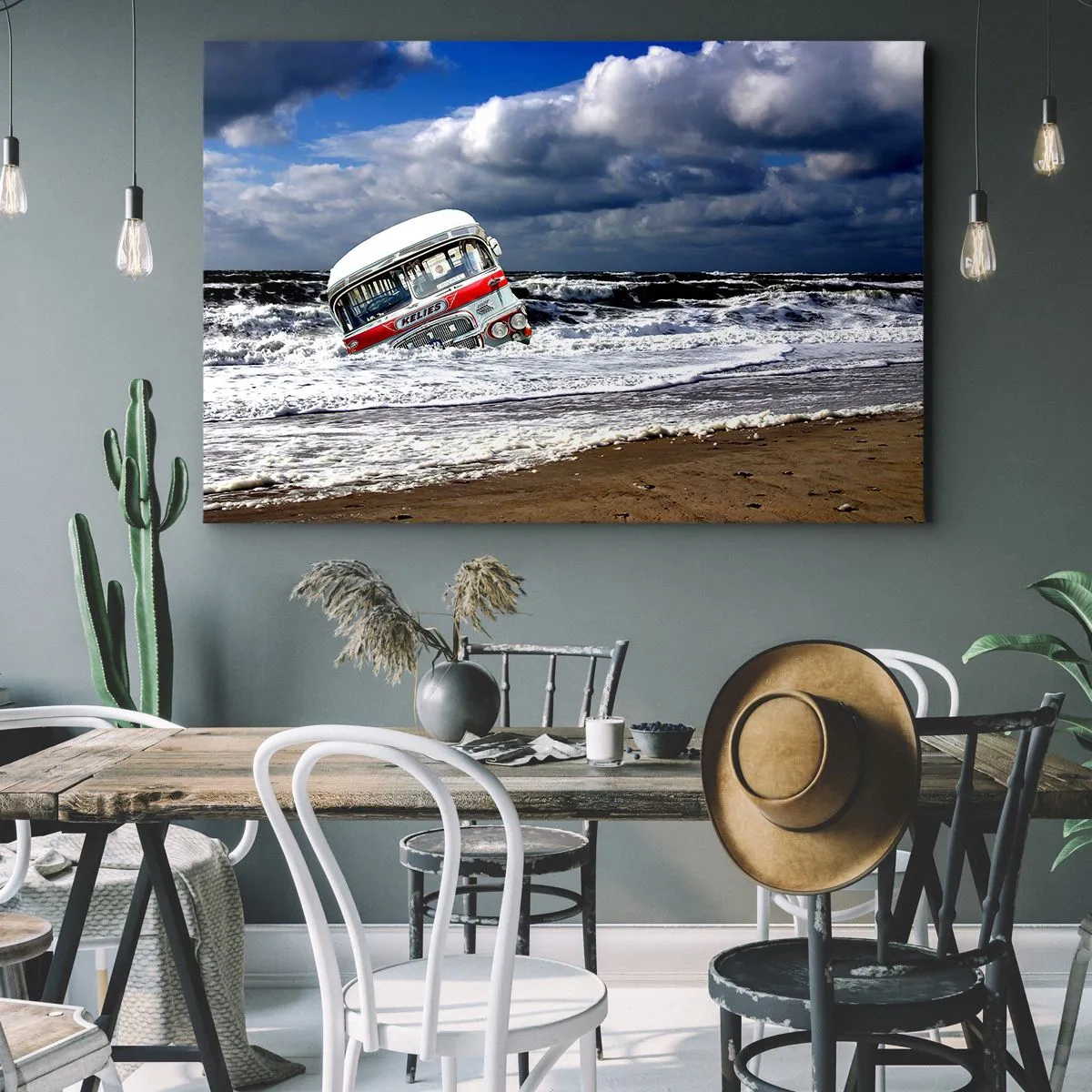 Canvastavla - Bild på duk - En sjunken buss på stranden mitt i vågor och grov sjö - 70x50cm - Förvånad? - Modern väggdekoration för vardagsrum och sovrum ARTTOR