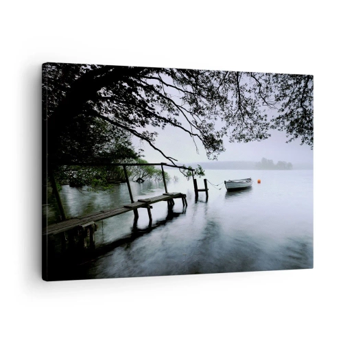 Canvastavla - Bild på duk - En brygga över vattnet med en båt i bakgrunden omgiven av ett dimmigt landskap - 70x50cm - Så kopplar du av - Modern väggdekoration för vardagsrum och sovrum ARTTOR