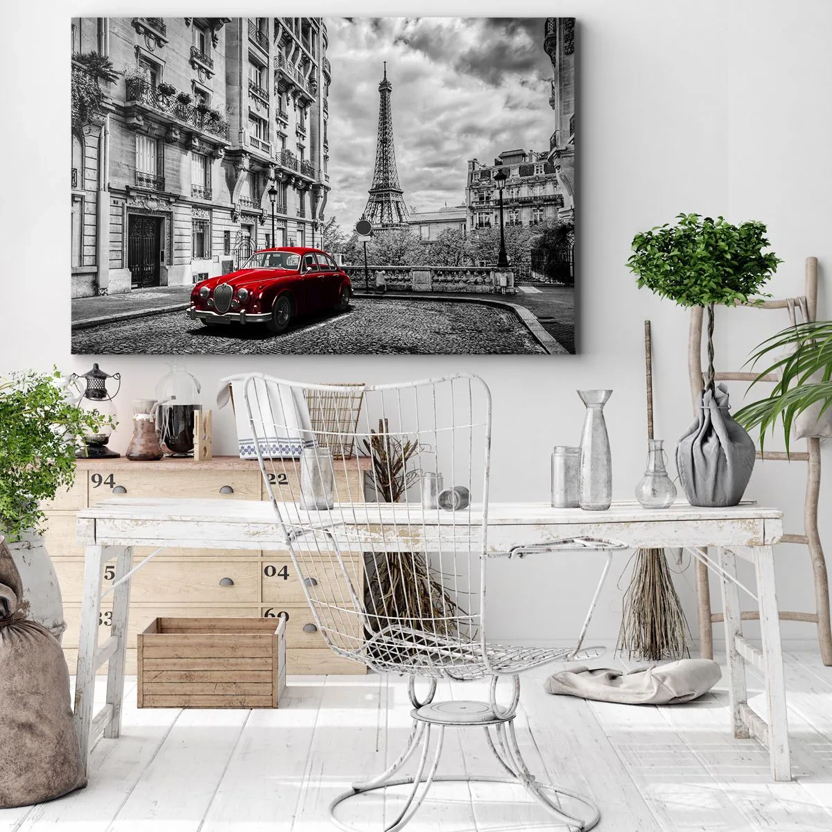 Canvastavla - Bild på duk - En röd bil med Eiffeltornet i bakgrunden i svartvitt - 70x50cm - Rovdjuret i staden - Modern väggdekoration för vardagsrum och sovrum ARTTOR
