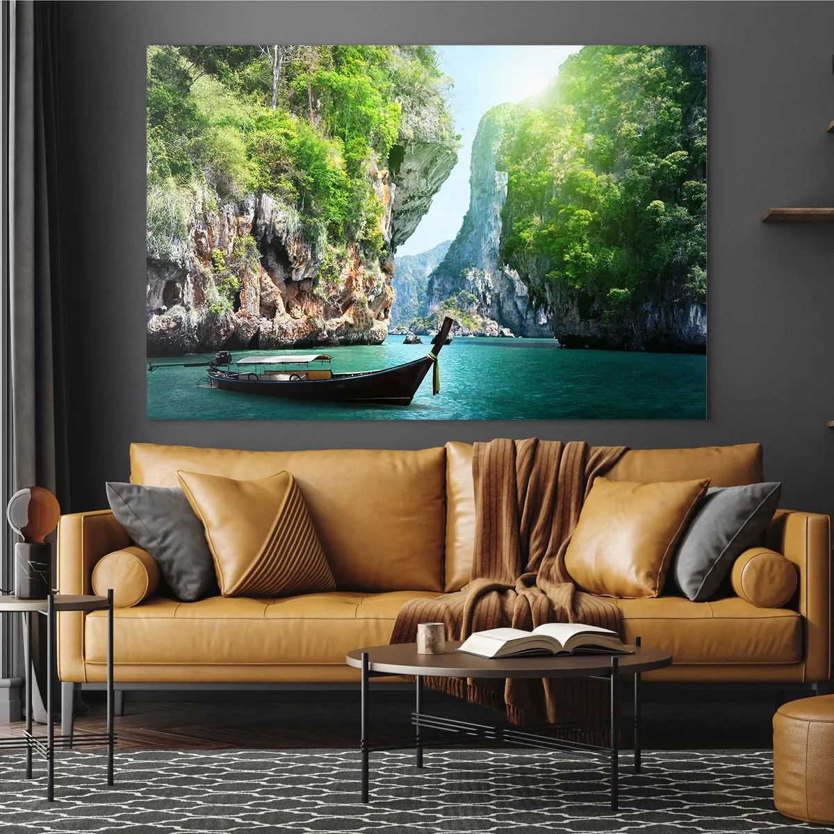 Glastavla - Bild på glas - En traditionell båt på turkost vatten mellan klippor - 70x50cm - Inbjudan till exotisk resa - Modern väggdekoration för vardagsrum och sovrum ARTTOR