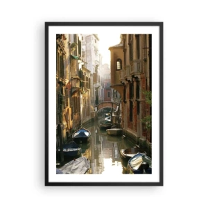 Affisch i svart ram - En venetiansk kanal omgiven av historiska hyreshus - 50x70cm - På en gränd i Venedig - Modern väggdekoration för vardagsrum och sovrum ARTTOR