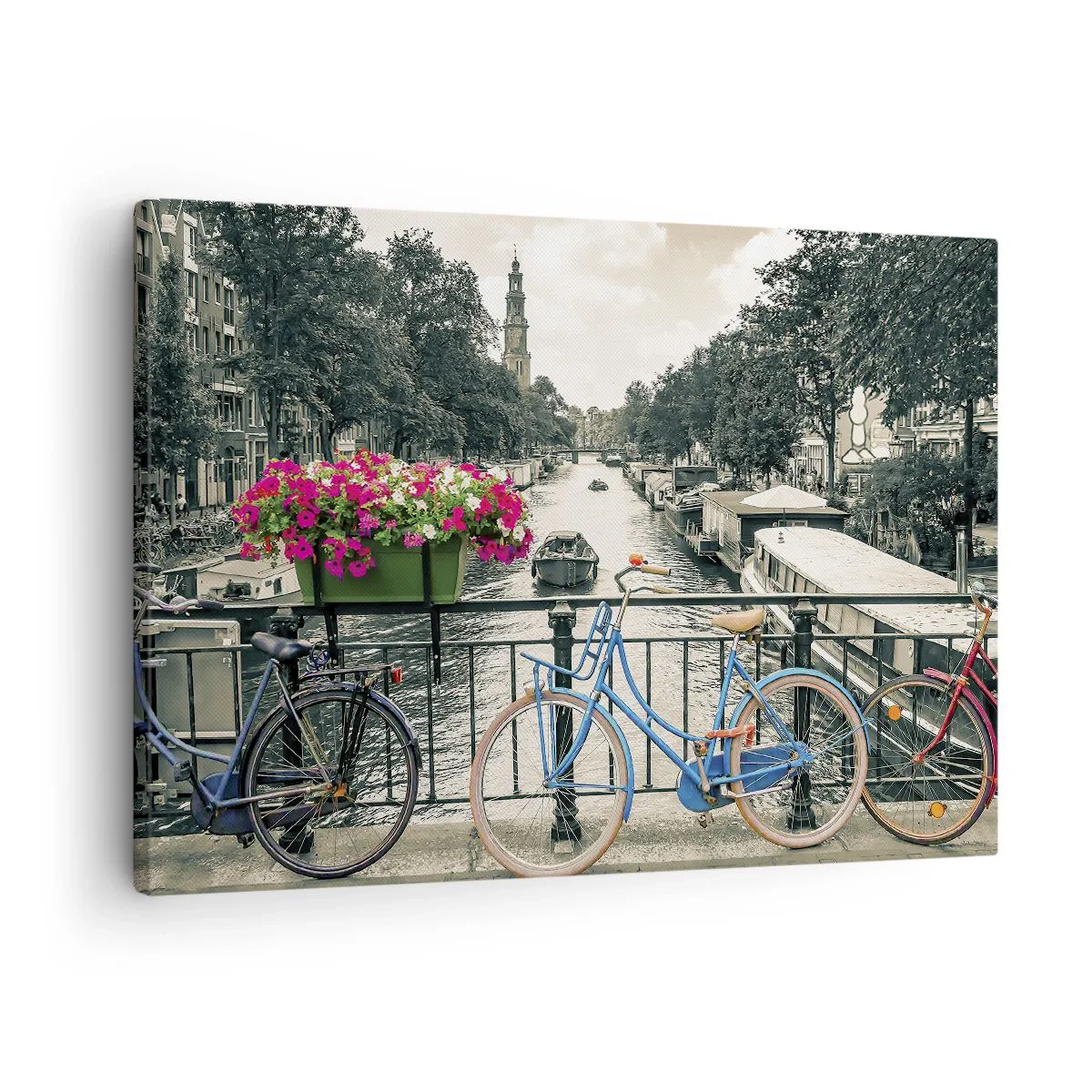 Canvastavla - Bild på duk - En bro med cyklar och blommor över en kanal i Amsterdam - 70x50cm - En Amsterdams gatas färger - Modern väggdekoration för vardagsrum och sovrum ARTTOR