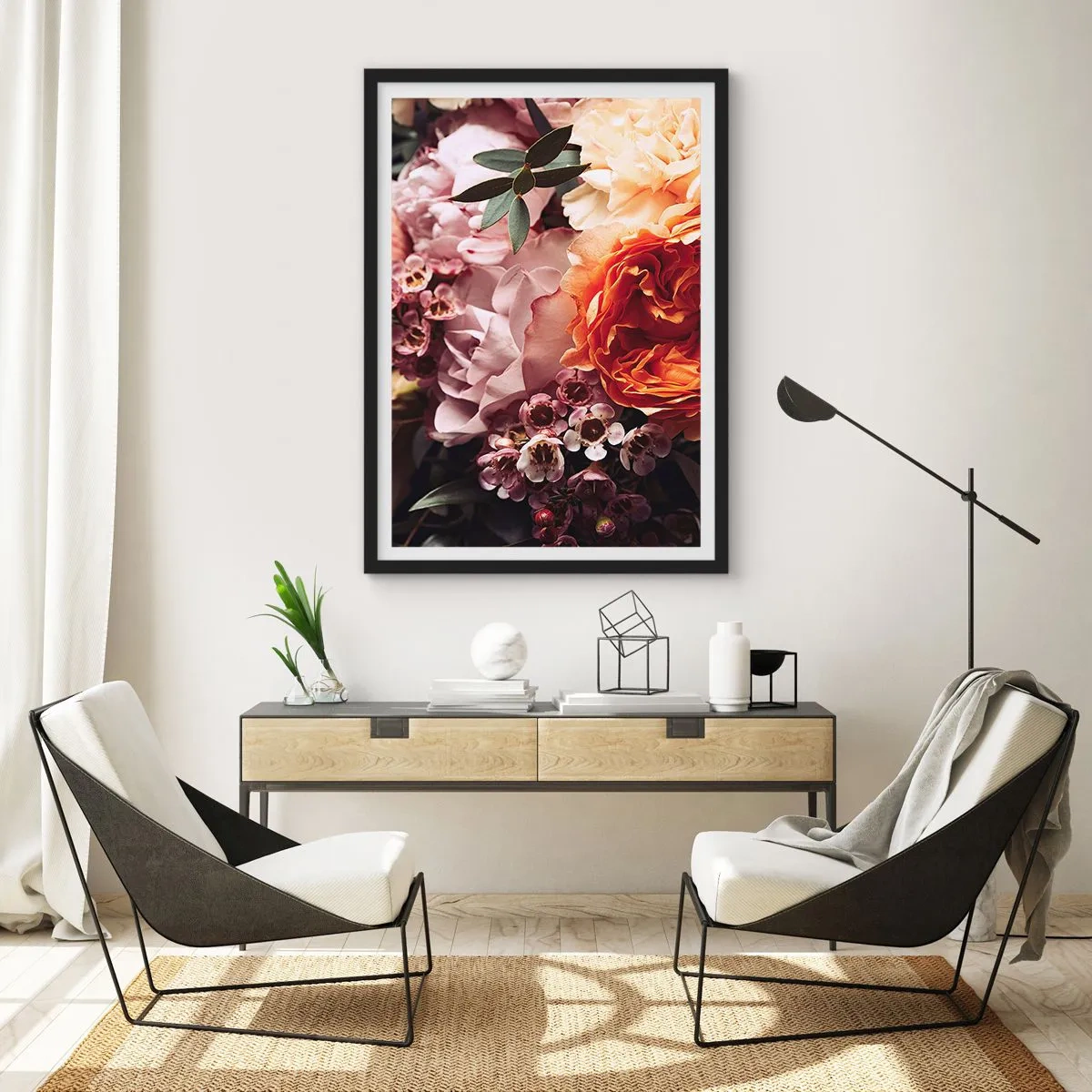 Affisch i svart ram - En närbild på en blombukett i nyanser av rosa, orange och krämfärgade. - 50x70cm - Omgärdade av skönhet - Modern väggdekoration för vardagsrum och sovrum ARTTOR