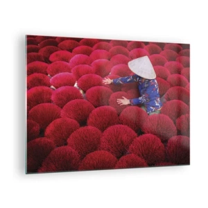 Glastavla - Bild på glas - En arbetare bland röda rökelsepinnar mot en mönsterbakgrund - 70x50cm - På ett risfält - Modern väggdekoration för vardagsrum och sovrum ARTTOR