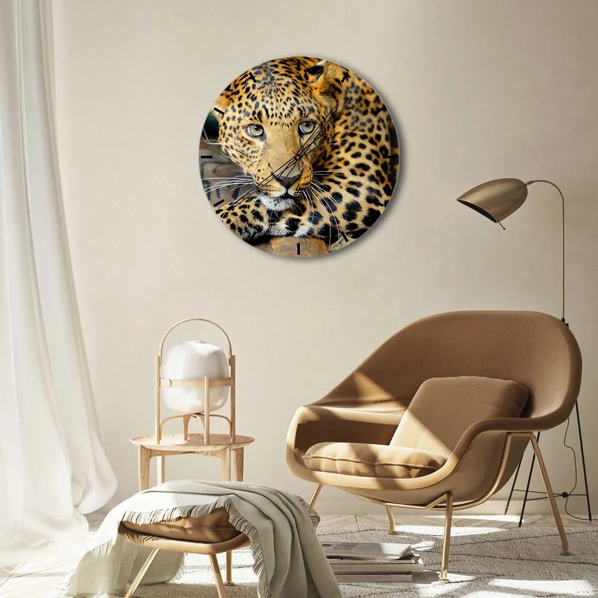 Väggklocka - Klocka på glas - Porträtt av en leopard med intensiv blick - 30x30cm - Var inte rädd, kom fram - Modern väggdekoration för vardagsrum, kök och sovrum ARTTOR