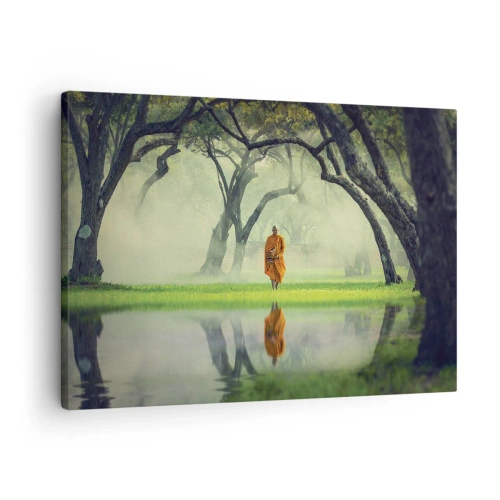 Canvastavla - Bild på duk - En munk i en orange mantel i en skog med dimmig bakgrund och reflektion i vattnet. - 70x50cm - På väg till upplysningen - Modern väggdekoration för vardagsrum och sovrum ARTTOR