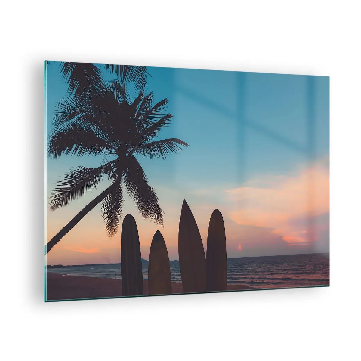 Glastavla - Bild på glas - Palmträd och surfbrädor på stranden vid solnedgången - 70x50cm - Imorgon blir det också kul - Modern väggdekoration för vardagsrum och sovrum ARTTOR