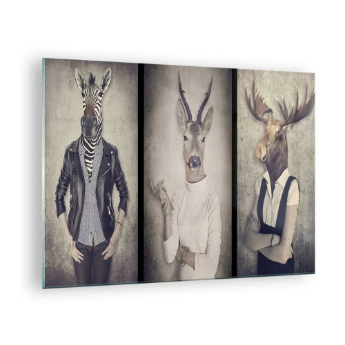 Glastavla - Bild på glas - Tre djurfigurer i människokläder mot en neutral bakgrund - 70x50cm - Må gesterna tala - Modern väggdekoration för vardagsrum och sovrum ARTTOR